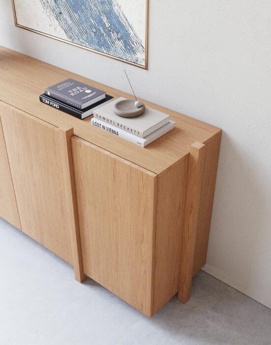 Elegant en Functioneel dat is deze moderne eiken dressoir Sento. Breng stijl en functionaliteit samen met deze moderne houten dressoir. Het ontwerp met genoeg ruimte is perfect voor het opbergen van items die je uit het zicht wilt houden. De kast is gemaakt van massief en gefineerd eiken met een natuurlijke afwerking, waardoor hij moeiteloos past in zowel moderne als Scandinavische interieurs. De verticale staanders geven de wandkast Sento een minimalistische en strakke look, terwijl de stevige constructie zorgt voor stabiliteit. Ideaal voor boeken, decoratie, planten of servies deze kast biedt volop mogelijkheden om jouw interieur een persoonlijke touch te geven. Deze wandkast Sento combineert design en praktisch nut, en is daarmee een echte blikvanger in elke ruimte.