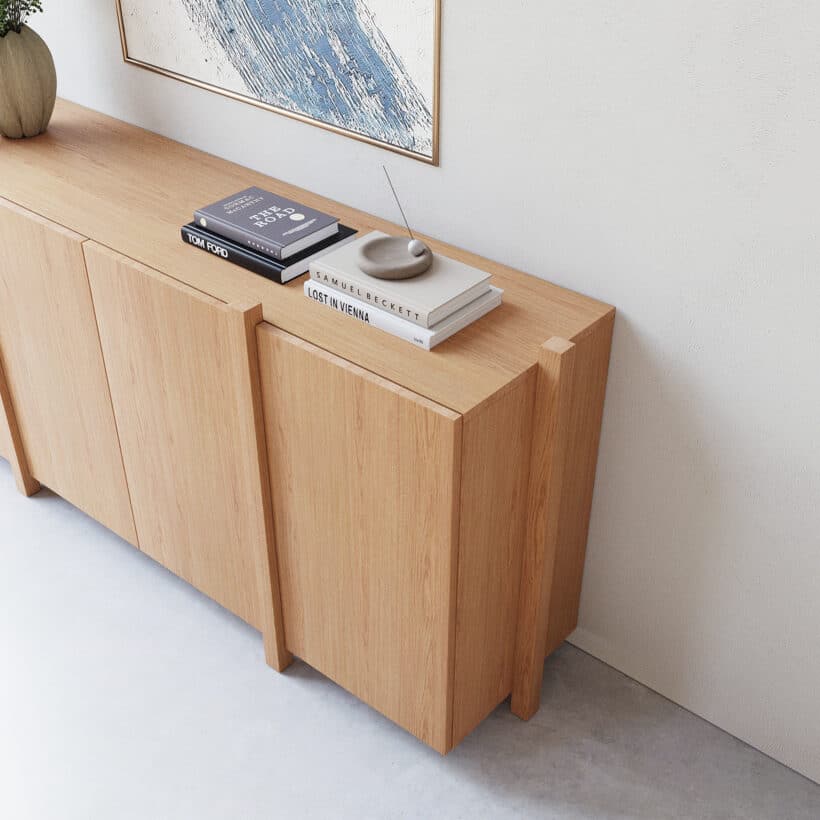 Elegant en Functioneel dat is deze moderne eiken dressoir Sento. Breng stijl en functionaliteit samen met deze moderne houten dressoir. Het ontwerp met genoeg ruimte is perfect voor het opbergen van items die je uit het zicht wilt houden. De kast is gemaakt van massief en gefineerd eiken met een natuurlijke afwerking, waardoor hij moeiteloos past in zowel moderne als Scandinavische interieurs. De verticale staanders geven de wandkast Sento een minimalistische en strakke look, terwijl de stevige constructie zorgt voor stabiliteit. Ideaal voor boeken, decoratie, planten of servies deze kast biedt volop mogelijkheden om jouw interieur een persoonlijke touch te geven. Deze wandkast Sento combineert design en praktisch nut, en is daarmee een echte blikvanger in elke ruimte.