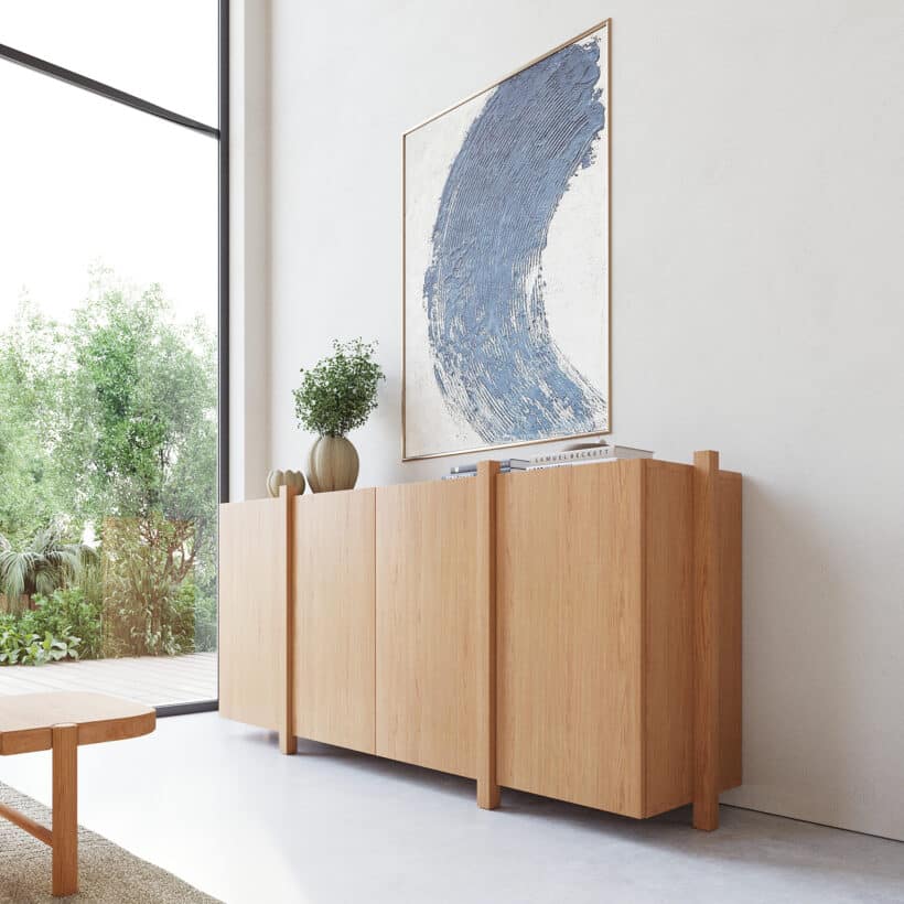 Elegant en Functioneel dat is deze moderne eiken dressoir Sento. Breng stijl en functionaliteit samen met deze moderne houten dressoir. Het ontwerp met genoeg ruimte is perfect voor het opbergen van items die je uit het zicht wilt houden. De kast is gemaakt van massief en gefineerd eiken met een natuurlijke afwerking, waardoor hij moeiteloos past in zowel moderne als Scandinavische interieurs. De verticale staanders geven de wandkast Sento een minimalistische en strakke look, terwijl de stevige constructie zorgt voor stabiliteit. Ideaal voor boeken, decoratie, planten of servies deze kast biedt volop mogelijkheden om jouw interieur een persoonlijke touch te geven. Deze wandkast Sento combineert design en praktisch nut, en is daarmee een echte blikvanger in elke ruimte.