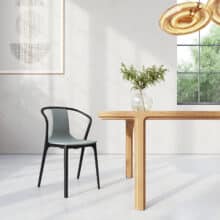 Eettafel Arco is een robuuste design eettafel met een indrukwekkend massief eiken blad van maar liefst 6 cm dik. Het verfijnde handwerk in de poten loopt subtiel door in het blad en geeft de tafel een unieke, ambachtelijke uitstraling. Hoewel Arco een stevige en zware tafel is, oogt het ontwerp verrassend rustig, organisch en tijdloos. Hierdoor past deze massief eiken eettafel moeiteloos in zowel moderne als landelijke interieurs.