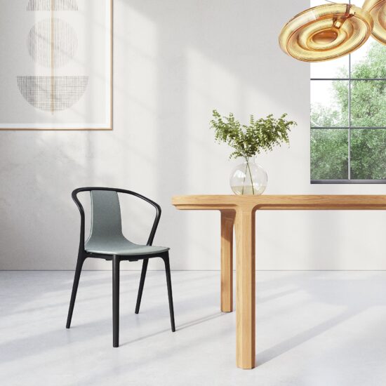 Eettafel Arco is een robuuste design eettafel met een indrukwekkend massief eiken blad van maar liefst 6 cm dik. Het verfijnde handwerk in de poten loopt subtiel door in het blad en geeft de tafel een unieke, ambachtelijke uitstraling. Hoewel Arco een stevige en zware tafel is, oogt het ontwerp verrassend rustig, organisch en tijdloos. Hierdoor past deze massief eiken eettafel moeiteloos in zowel moderne als landelijke interieurs.