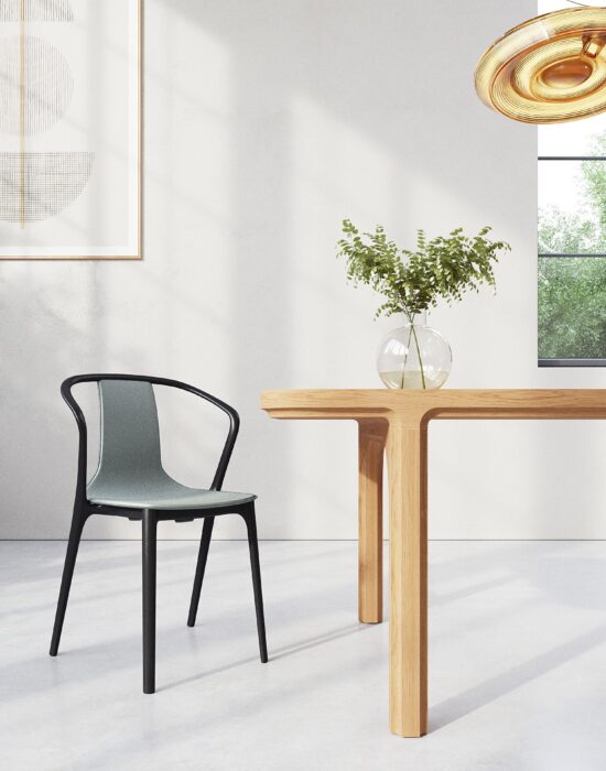 Eettafel Arco is een robuuste design eettafel met een indrukwekkend massief eiken blad van maar liefst 6 cm dik. Het verfijnde handwerk in de poten loopt subtiel door in het blad en geeft de tafel een unieke, ambachtelijke uitstraling. Hoewel Arco een stevige en zware tafel is, oogt het ontwerp verrassend rustig, organisch en tijdloos. Hierdoor past deze massief eiken eettafel moeiteloos in zowel moderne als landelijke interieurs.