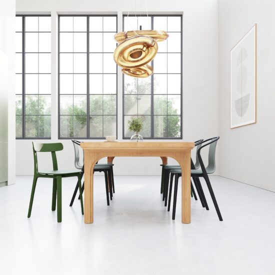 Eettafel Arco is een robuuste design eettafel met een indrukwekkend massief eiken blad van maar liefst 6 cm dik. Het verfijnde handwerk in de poten loopt subtiel door in het blad en geeft de tafel een unieke, ambachtelijke uitstraling. Hoewel Arco een stevige en zware tafel is, oogt het ontwerp verrassend rustig, organisch en tijdloos. Hierdoor past deze massief eiken eettafel moeiteloos in zowel moderne als landelijke interieurs.