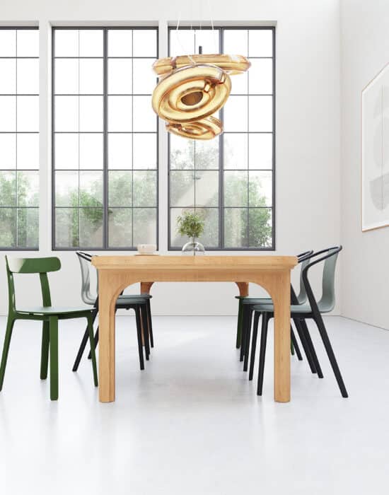 Eettafel Arco is een robuuste design eettafel met een indrukwekkend massief eiken blad van maar liefst 6 cm dik. Het verfijnde handwerk in de poten loopt subtiel door in het blad en geeft de tafel een unieke, ambachtelijke uitstraling. Hoewel Arco een stevige en zware tafel is, oogt het ontwerp verrassend rustig, organisch en tijdloos. Hierdoor past deze massief eiken eettafel moeiteloos in zowel moderne als landelijke interieurs.