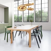 Eettafel Arco is een robuuste design eettafel met een indrukwekkend massief eiken blad van maar liefst 6 cm dik. Het verfijnde handwerk in de poten loopt subtiel door in het blad en geeft de tafel een unieke, ambachtelijke uitstraling. Hoewel Arco een stevige en zware tafel is, oogt het ontwerp verrassend rustig, organisch en tijdloos. Hierdoor past deze massief eiken eettafel moeiteloos in zowel moderne als landelijke interieurs.