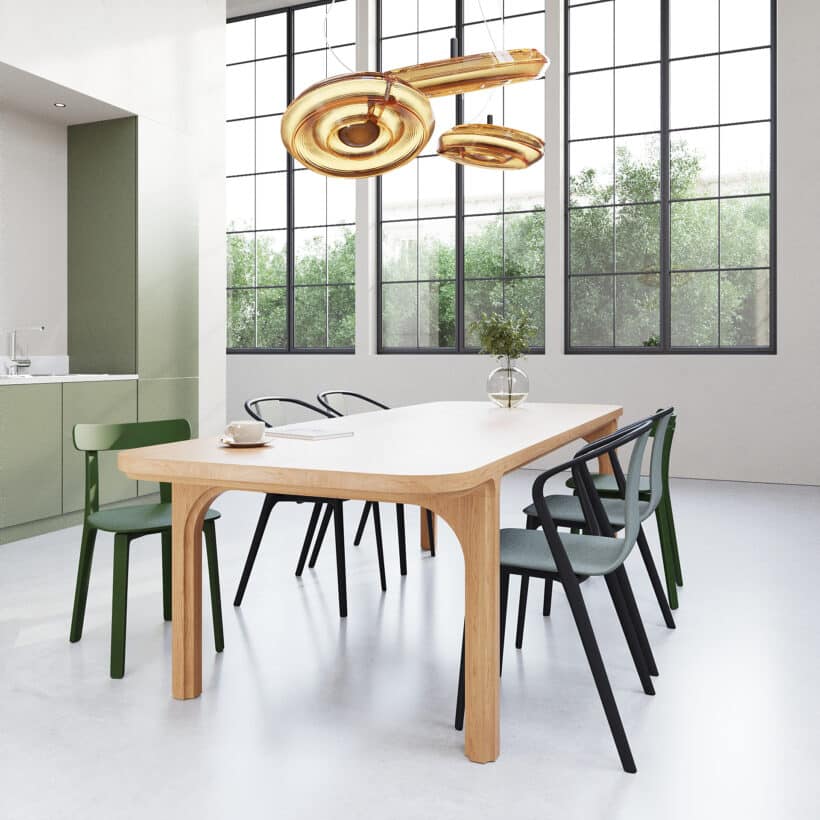 Eettafel Arco is een robuuste design eettafel met een indrukwekkend massief eiken blad van maar liefst 6 cm dik. Het verfijnde handwerk in de poten loopt subtiel door in het blad en geeft de tafel een unieke, ambachtelijke uitstraling. Hoewel Arco een stevige en zware tafel is, oogt het ontwerp verrassend rustig, organisch en tijdloos. Hierdoor past deze massief eiken eettafel moeiteloos in zowel moderne als landelijke interieurs.