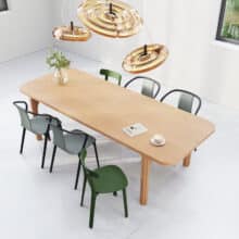 Eettafel Arco is een robuuste design eettafel met een indrukwekkend massief eiken blad van maar liefst 6 cm dik. Het verfijnde handwerk in de poten loopt subtiel door in het blad en geeft de tafel een unieke, ambachtelijke uitstraling. Hoewel Arco een stevige en zware tafel is, oogt het ontwerp verrassend rustig, organisch en tijdloos. Hierdoor past deze massief eiken eettafel moeiteloos in zowel moderne als landelijke interieurs.