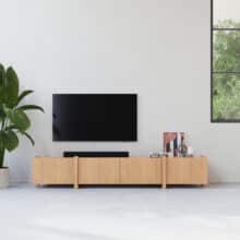 Elegant, Ruim en Functioneel dat is deze moderne eiken TV meubel Sento. Breng stijl en functionaliteit samen met deze moderne TV meubel. Het ontwerp heeft vier deuren en achter elke deur zit een legplank wat perfect is voor het opbergen van items die je uit het zicht wilt houden. Dit tv meubel is gemaakt van massief en gefineerd eiken met een natuurlijke afwerking, waardoor hij moeiteloos past in zowel moderne als Scandinavische interieurs.