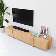 Elegant, Ruim en Functioneel dat is deze moderne eiken TV meubel Sento. Breng stijl en functionaliteit samen met deze moderne TV meubel. Het ontwerp heeft vier deuren en achter elke deur zit een legplank wat perfect is voor het opbergen van items die je uit het zicht wilt houden. Dit tv meubel is gemaakt van massief en gefineerd eiken met een natuurlijke afwerking, waardoor hij moeiteloos past in zowel moderne als Scandinavische interieurs.