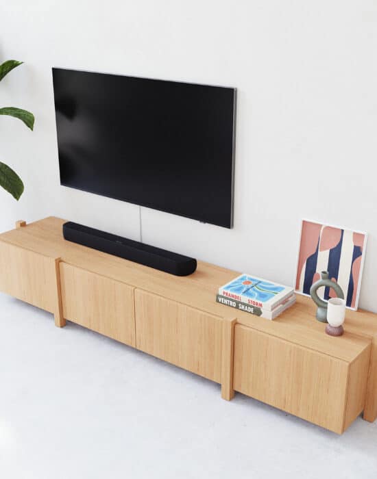 Elegant, Ruim en Functioneel dat is deze moderne eiken TV meubel Sento. Breng stijl en functionaliteit samen met deze moderne TV meubel. Het ontwerp heeft vier deuren en achter elke deur zit een legplank wat perfect is voor het opbergen van items die je uit het zicht wilt houden. Dit tv meubel is gemaakt van massief en gefineerd eiken met een natuurlijke afwerking, waardoor hij moeiteloos past in zowel moderne als Scandinavische interieurs.