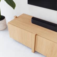 Elegant, Ruim en Functioneel dat is deze moderne eiken TV meubel Sento. Breng stijl en functionaliteit samen met deze moderne TV meubel. Het ontwerp heeft vier deuren en achter elke deur zit een legplank wat perfect is voor het opbergen van items die je uit het zicht wilt houden. Dit tv meubel is gemaakt van massief en gefineerd eiken met een natuurlijke afwerking, waardoor hij moeiteloos past in zowel moderne als Scandinavische interieurs.