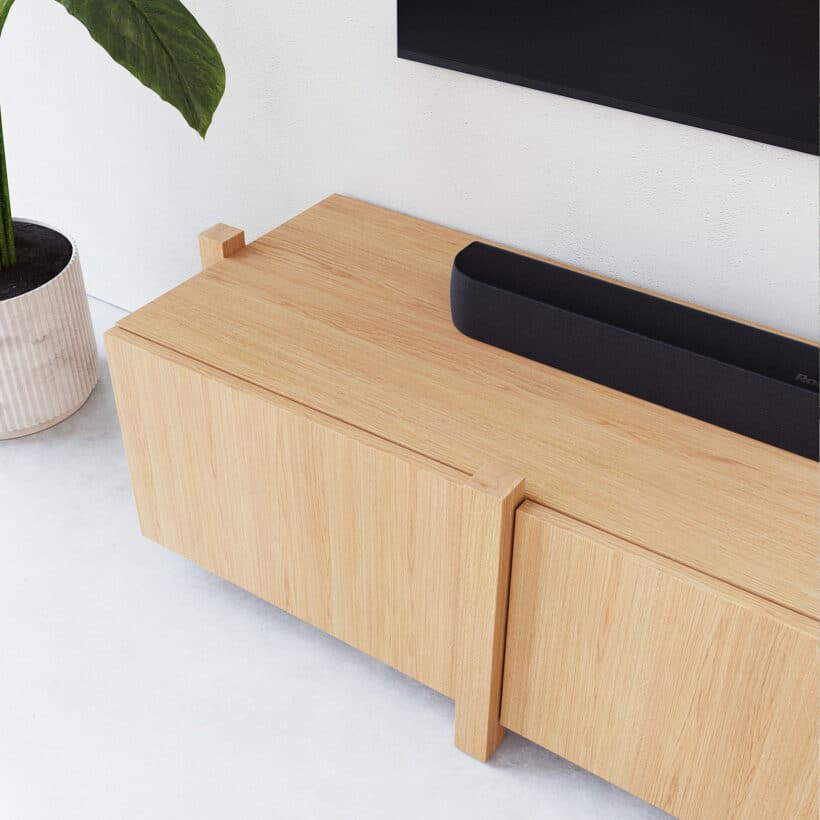 Elegant, Ruim en Functioneel dat is deze moderne eiken TV meubel Sento. Breng stijl en functionaliteit samen met deze moderne TV meubel. Het ontwerp heeft vier deuren en achter elke deur zit een legplank wat perfect is voor het opbergen van items die je uit het zicht wilt houden. Dit tv meubel is gemaakt van massief en gefineerd eiken met een natuurlijke afwerking, waardoor hij moeiteloos past in zowel moderne als Scandinavische interieurs.